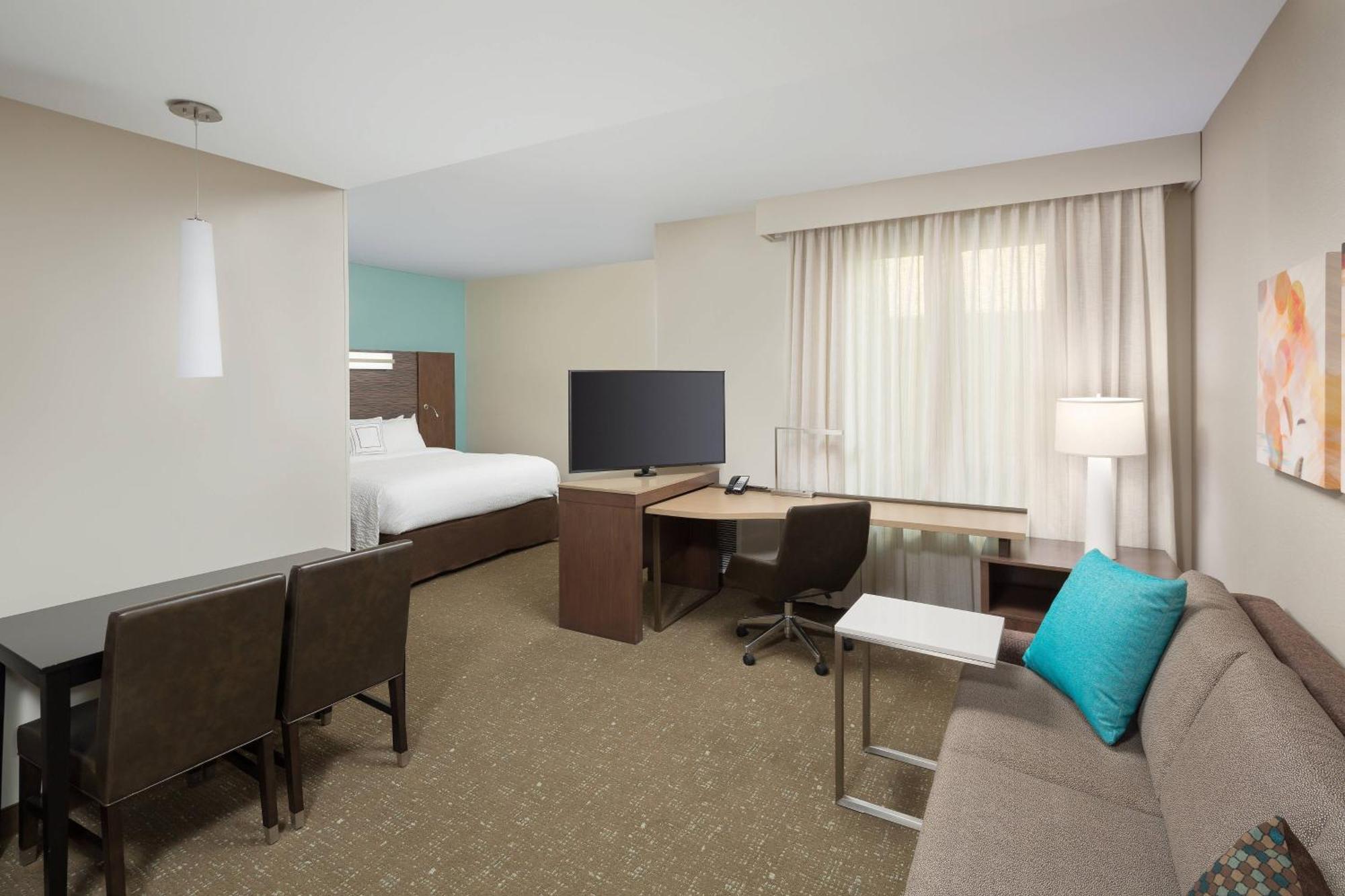 Hotel By Marriott Ontario 3*