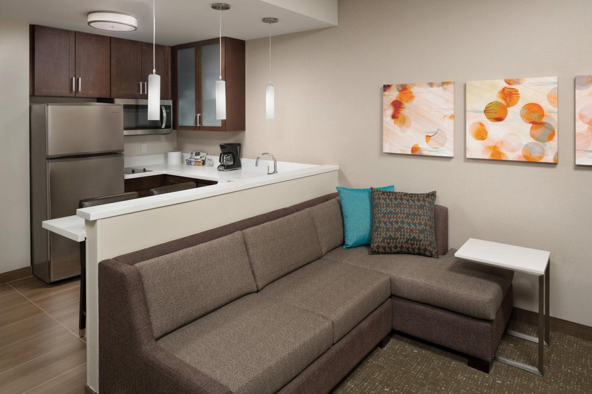 Hotel By Marriott Ontario 3*